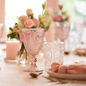 Breng kleur en elegantie naar jullie dinertafel met dit roze wijnglas. De zachte roze tint zorgt voor een stijlvolle en sfeervolle uitstraling tijdens iedere bruiloft, diner of bijzonder evenement. Materiaal: Glas Kleur: Roze Geschikt voor: Rode wijn, witte wijn en rosé Toepassing: Bruiloften, diners, babyshowers, verjaardagen en evenementen Mooi te combineren met: Roze waterglazen, linnen servetten, tafellopers, placemats en goudkleurig bestek